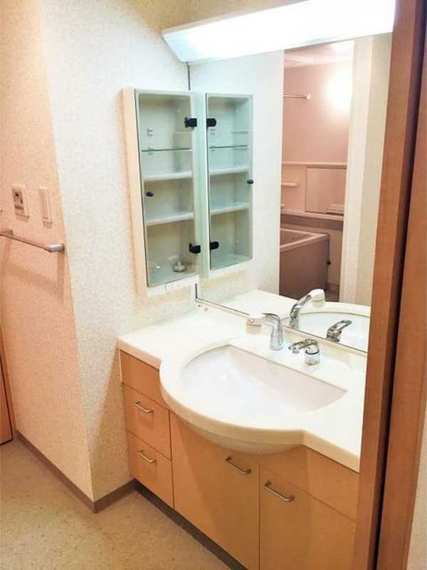 アールケープラザ新横浜Ⅱの洗面所|女性に嬉しい独立洗面台。