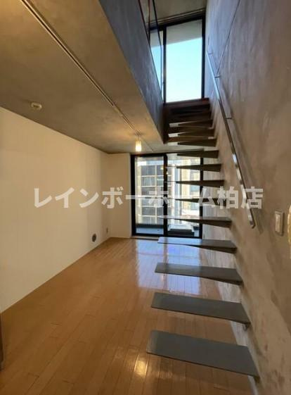 特典：仲介手数料が無料です!!の居間・リビング|こちらの居間で趣味の時間をお楽しみください
