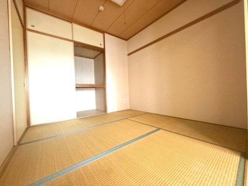 グラン・コート友井の和室|使い勝手の良いリビング隣の和室♪
明るく押入もあるのでたっぷり収納していただけます！