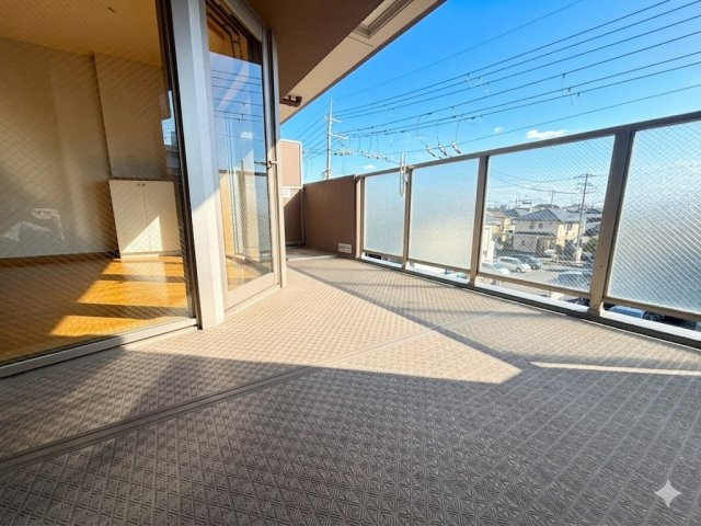 グラン・コート友井のバルコニー|広く陽当たり良好な南向きバルコニー♪
便利なスロップシンクもあります！