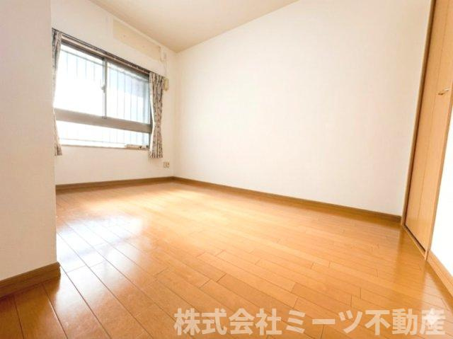 グラン・コート友井の子供部屋|大きな窓が部屋を明るくしてくれます♪子供部屋や書斎、作業スペースにちょうどイイ広さの5.2帖の洋室♪