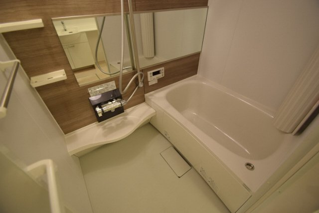 ハイデンス原木中山の浴室|壁にアクセントのあるオシャレなお風呂
