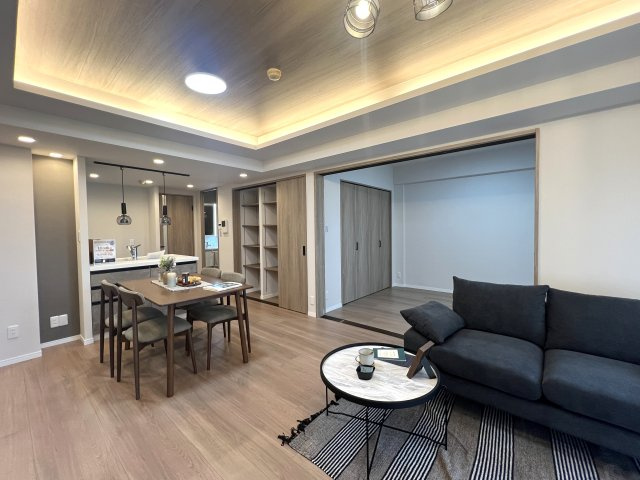 ららぽーと横浜が徒歩圏内♪リノベーションされてデザイン性のあるお部屋に生まれ変わってあら素敵！最近のゴンチャはちょっとポテンシャル上がっている模様（ららぽーとにアリ）な、【ダイアパレスつづきの丘】の居間・リビング|おしゃれなリビングです