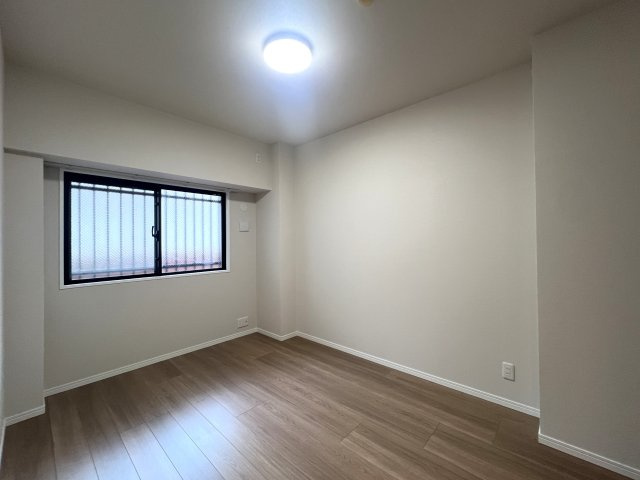 ららぽーと横浜が徒歩圏内♪リノベーションされてデザイン性のあるお部屋に生まれ変わってあら素敵！最近のゴンチャはちょっとポテンシャル上がっている模様（ららぽーとにアリ）な、【ダイアパレスつづきの丘】の洋室|ゆったりした洋室です