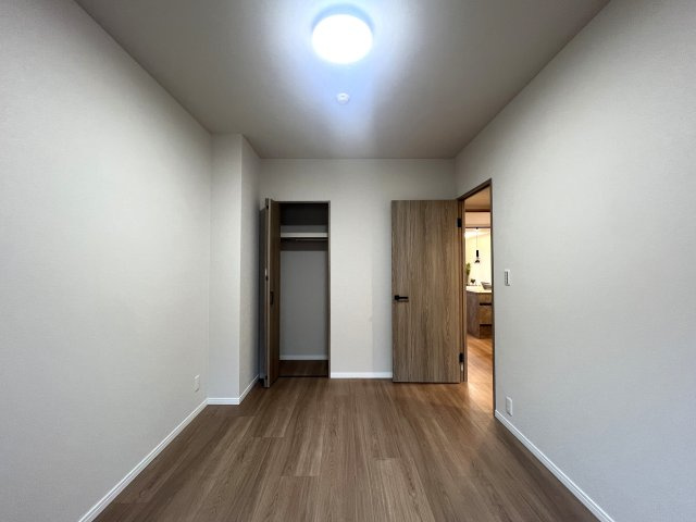 ららぽーと横浜が徒歩圏内♪リノベーションされてデザイン性のあるお部屋に生まれ変わってあら素敵！最近のゴンチャはちょっとポテンシャル上がっている模様（ららぽーとにアリ）な、【ダイアパレスつづきの丘】の洋室|きれいな洋室です