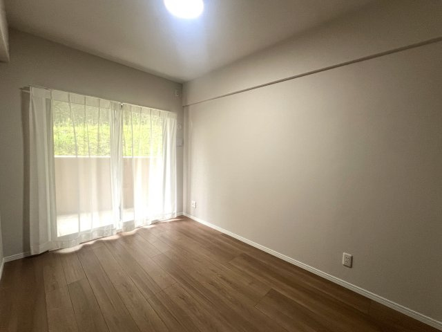 ららぽーと横浜が徒歩圏内♪リノベーションされてデザイン性のあるお部屋に生まれ変わってあら素敵！最近のゴンチャはちょっとポテンシャル上がっている模様（ららぽーとにアリ）な、【ダイアパレスつづきの丘】の洋室|個人の部屋や寝室として使える洋室です