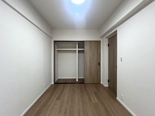 ららぽーと横浜が徒歩圏内♪リノベーションされてデザイン性のあるお部屋に生まれ変わってあら素敵！最近のゴンチャはちょっとポテンシャル上がっている模様（ららぽーとにアリ）な、【ダイアパレスつづきの丘】の洋室|きれいな洋室です