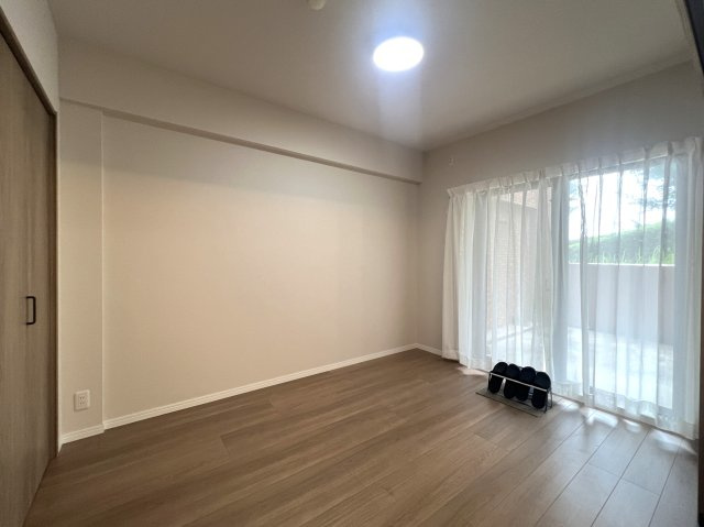 ららぽーと横浜が徒歩圏内♪リノベーションされてデザイン性のあるお部屋に生まれ変わってあら素敵！最近のゴンチャはちょっとポテンシャル上がっている模様（ららぽーとにアリ）な、【ダイアパレスつづきの丘】の洋室|ゆったりした洋室です