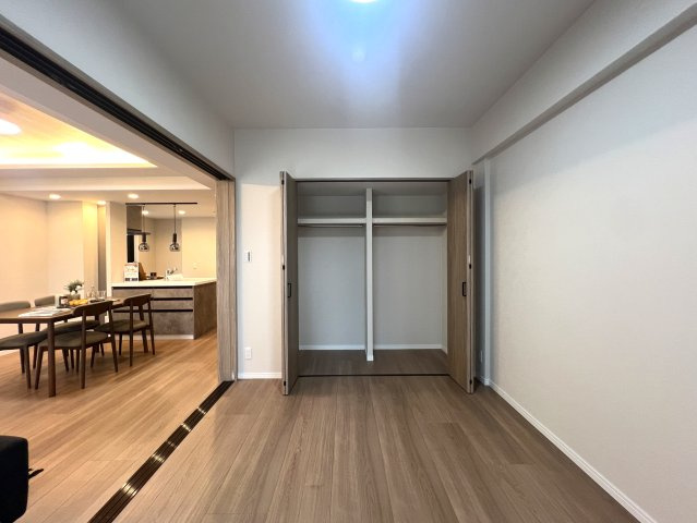 ららぽーと横浜が徒歩圏内♪リノベーションされてデザイン性のあるお部屋に生まれ変わってあら素敵！最近のゴンチャはちょっとポテンシャル上がっている模様（ららぽーとにアリ）な、【ダイアパレスつづきの丘】の洋室|落ち着いた色調の洋室です