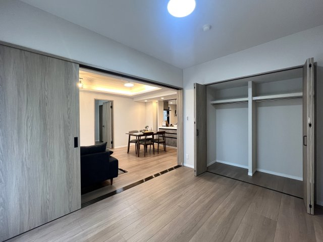 ららぽーと横浜が徒歩圏内♪リノベーションされてデザイン性のあるお部屋に生まれ変わってあら素敵！最近のゴンチャはちょっとポテンシャル上がっている模様（ららぽーとにアリ）な、【ダイアパレスつづきの丘】の洋室|明るい洋室です