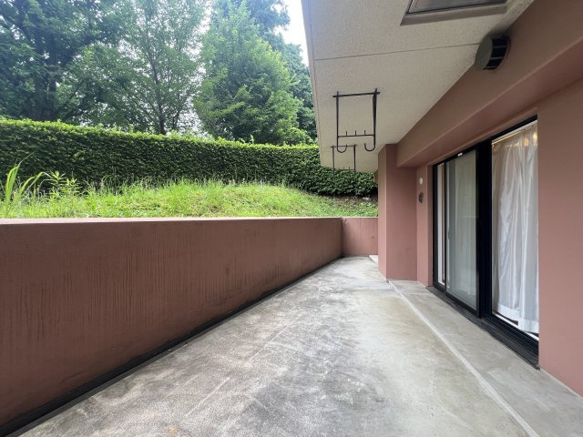 ららぽーと横浜が徒歩圏内♪リノベーションされてデザイン性のあるお部屋に生まれ変わってあら素敵！最近のゴンチャはちょっとポテンシャル上がっている模様（ららぽーとにアリ）な、【ダイアパレスつづきの丘】のバルコニー|外からの目が気にならないバルコニーで洗濯物が干せます