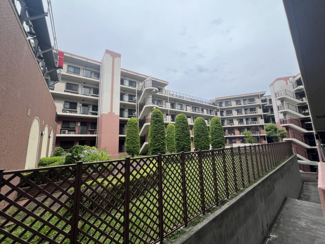 ららぽーと横浜が徒歩圏内♪リノベーションされてデザイン性のあるお部屋に生まれ変わってあら素敵！最近のゴンチャはちょっとポテンシャル上がっている模様（ららぽーとにアリ）な、【ダイアパレスつづきの丘】の外観|おしゃれな外観です