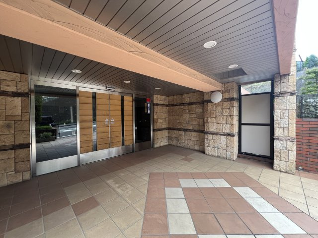 ららぽーと横浜が徒歩圏内♪リノベーションされてデザイン性のあるお部屋に生まれ変わってあら素敵！最近のゴンチャはちょっとポテンシャル上がっている模様（ららぽーとにアリ）な、【ダイアパレスつづきの丘】のエントランス|エントランスです