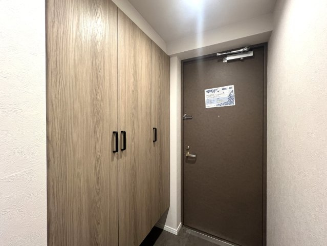 ららぽーと横浜が徒歩圏内♪リノベーションされてデザイン性のあるお部屋に生まれ変わってあら素敵！最近のゴンチャはちょっとポテンシャル上がっている模様（ららぽーとにアリ）な、【ダイアパレスつづきの丘】の玄関|収納もある玄関です