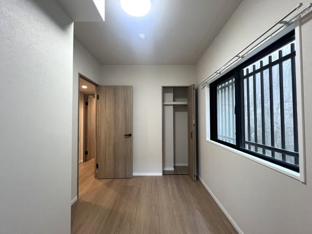 ららぽーと横浜が徒歩圏内♪リノベーションされてデザイン性のあるお部屋に生まれ変わってあら素敵！最近のゴンチャはちょっとポテンシャル上がっている模様（ららぽーとにアリ）な、【ダイアパレスつづきの丘】の洋室|きれいな洋室です