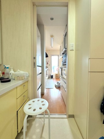 ライオンズヒルズ朝霞台の内装|キッチンと脱衣所が繋がっています
キッチンと脱衣所がダイレクトに繋がる家事動線に優れた間取り。毎日の家事がスムーズに行えます。
