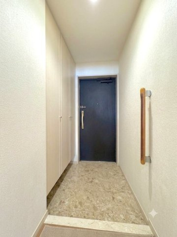 ライオンズヒルズ朝霞台の玄関|玄関（居住中のためCGで少々物を消しています。）
落ち着いた雰囲気の玄関スペース。シューズボックス付きで靴を綺麗に整理整頓できます。