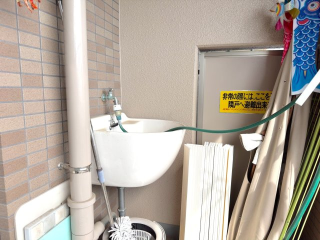 ライオンズヒルズ朝霞台の設備|バルコニーには便利な水栓を完備。スニーカー洗いやバルコニー掃除、家庭菜園にも役立ちます。