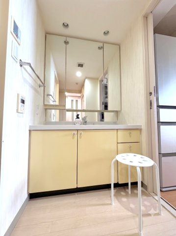 ライオンズヒルズ朝霞台の独立洗面台|独立洗面台（居住中のためCGで少々物を消しています。）
大型鏡を備えた使い勝手の良い独立洗面台です。収納も豊富で、朝の身支度もスムーズに行えます