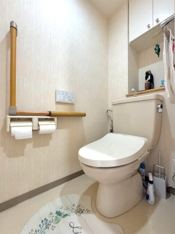 ライオンズヒルズ朝霞台のトイレ|トイレ
清潔感のある快適なトイレ空間です。上部には備品整理に便利な収納スペースを備えています。