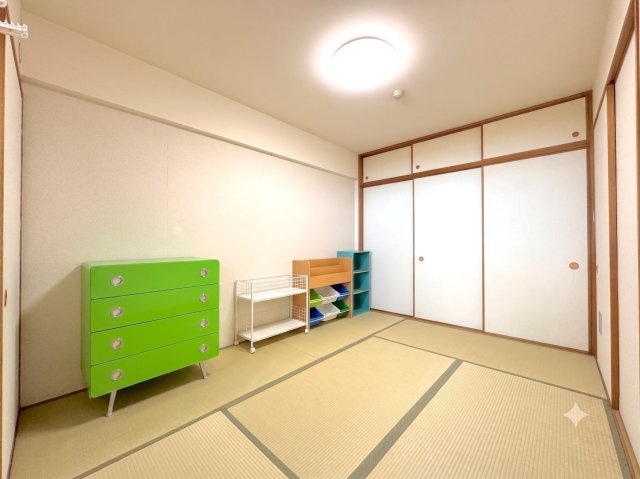 ライオンズヒルズ朝霞台の和室|和室6帖　3年前に貼り替え済み（CGで少々物消し）
リビングと隣接し、用途に合わせてフレキシブルに使える一室です。布団や季節物の収納に便利な大きな押し入れを備えており、客間やお子様のお昼寝スペースにも
