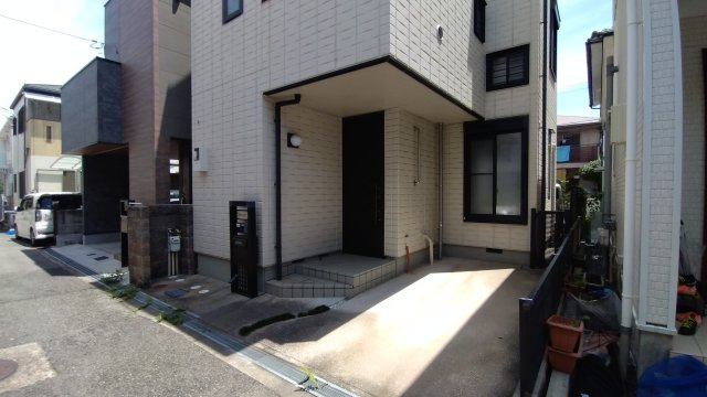 尼崎市北大物町　中古戸建の駐車場