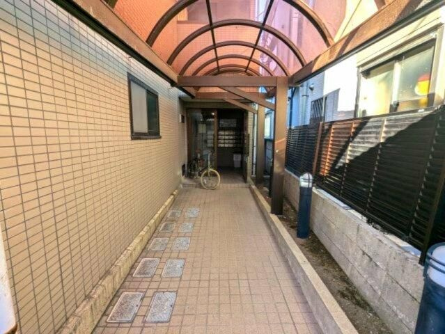 第７小島ビルのエントランス