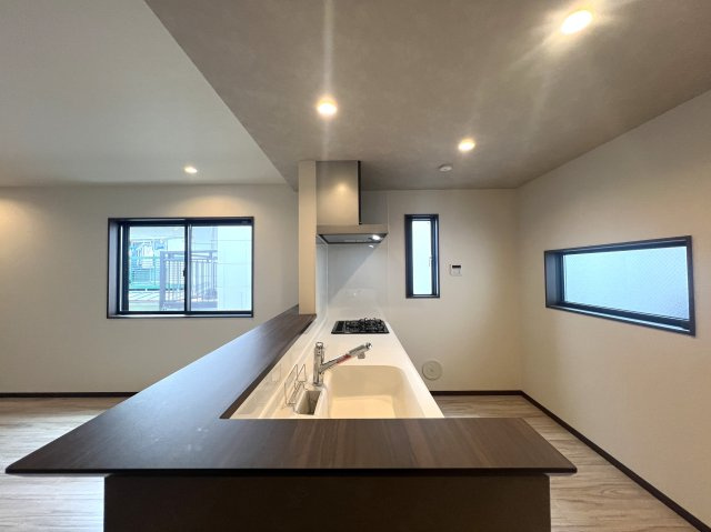 大荷物さん必見◎あちこちに収納♪ファミクロとウォークインでかくれんぼ♪でも、旦那を閉じ込めてはいけません！！な、【緑区東本郷５丁目】新築戸建の玄関|落ち着いた玄関です