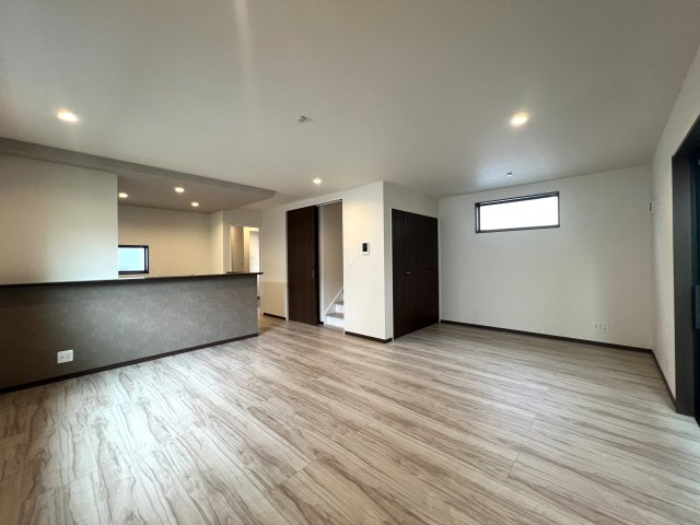大荷物さん必見◎あちこちに収納♪ファミクロとウォークインでかくれんぼ♪でも、旦那を閉じ込めてはいけません！！な、【緑区東本郷５丁目】新築戸建の居間・リビング|使いやすいリビングです