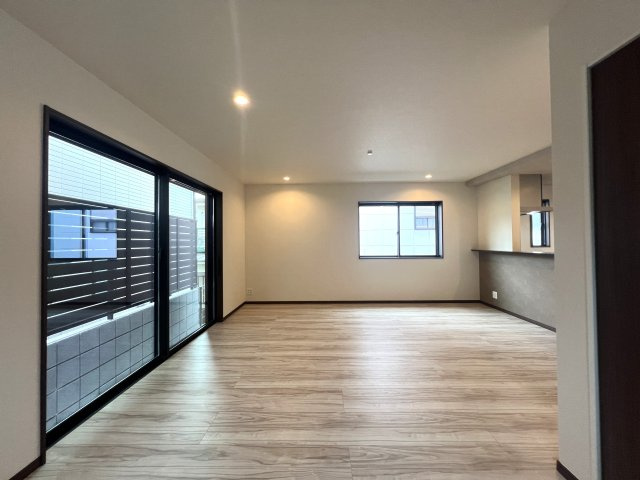 大荷物さん必見◎あちこちに収納♪ファミクロとウォークインでかくれんぼ♪でも、旦那を閉じ込めてはいけません！！な、【緑区東本郷５丁目】新築戸建の居間・リビング|ゆったり過ごせる居間です