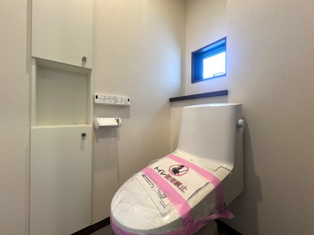 大荷物さん必見◎あちこちに収納♪ファミクロとウォークインでかくれんぼ♪でも、旦那を閉じ込めてはいけません！！な、【緑区東本郷５丁目】新築戸建のトイレ|ゆったりとした空間のトイレです