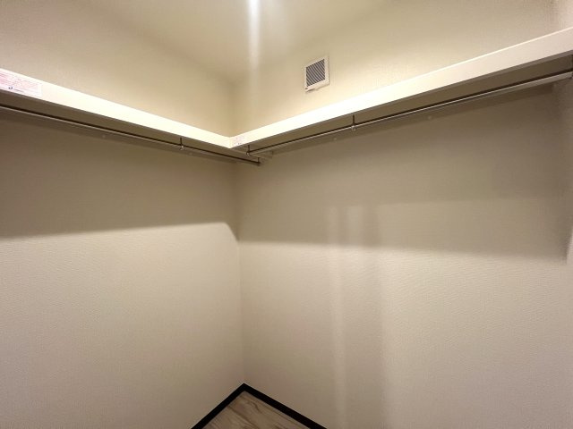 大荷物さん必見◎あちこちに収納♪ファミクロとウォークインでかくれんぼ♪でも、旦那を閉じ込めてはいけません！！な、【緑区東本郷５丁目】新築戸建の収納