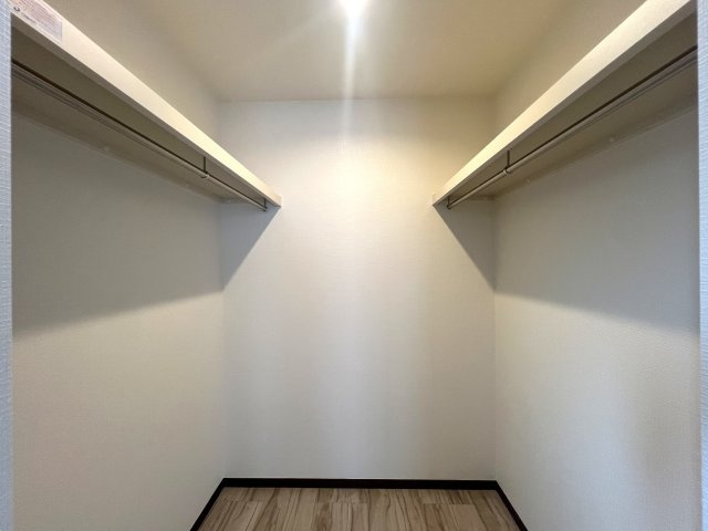 大荷物さん必見◎あちこちに収納♪ファミクロとウォークインでかくれんぼ♪でも、旦那を閉じ込めてはいけません！！な、【緑区東本郷５丁目】新築戸建の収納