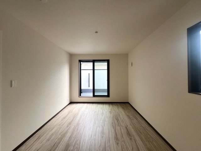 大荷物さん必見◎あちこちに収納♪ファミクロとウォークインでかくれんぼ♪でも、旦那を閉じ込めてはいけません！！な、【緑区東本郷５丁目】新築戸建の洋室|使い勝手のいい洋室です