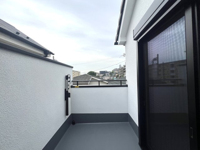 大荷物さん必見◎あちこちに収納♪ファミクロとウォークインでかくれんぼ♪でも、旦那を閉じ込めてはいけません！！な、【緑区東本郷５丁目】新築戸建のバルコニー|バルコニーがあります