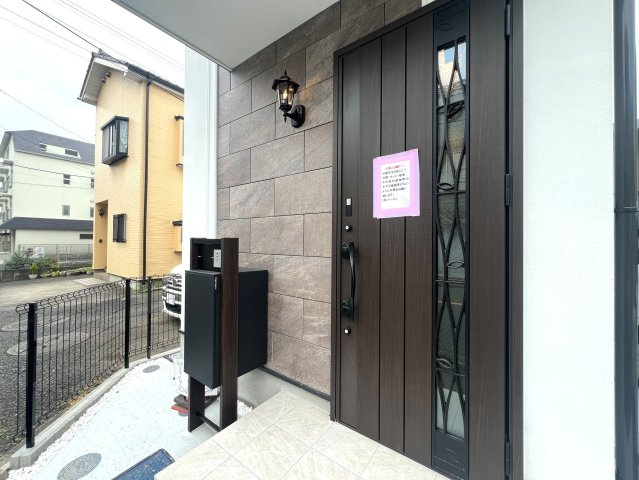 大荷物さん必見◎あちこちに収納♪ファミクロとウォークインでかくれんぼ♪でも、旦那を閉じ込めてはいけません！！な、【緑区東本郷５丁目】新築戸建の玄関|明るい玄関です