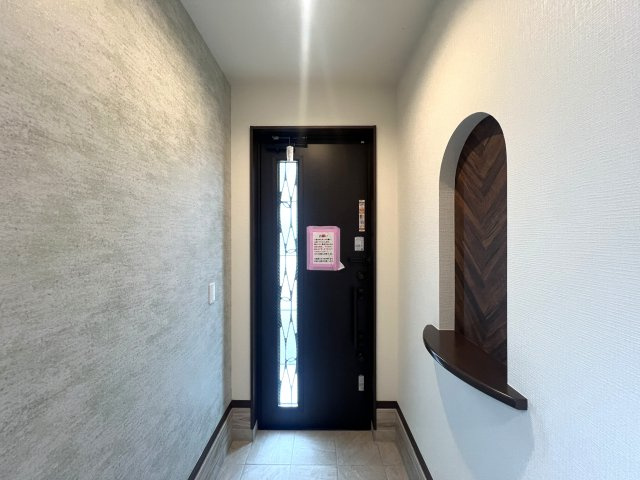 大荷物さん必見◎あちこちに収納♪ファミクロとウォークインでかくれんぼ♪でも、旦那を閉じ込めてはいけません！！な、【緑区東本郷５丁目】新築戸建の玄関|シンプルで使いやすい玄関です