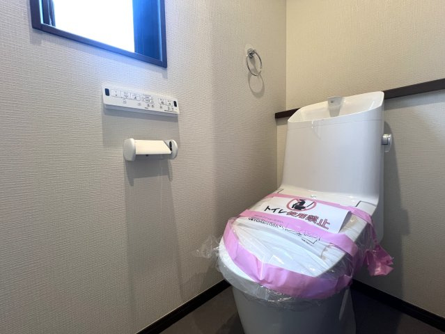 大荷物さん必見◎あちこちに収納♪ファミクロとウォークインでかくれんぼ♪でも、旦那を閉じ込めてはいけません！！な、【緑区東本郷５丁目】新築戸建のトイレ|清潔感のあるトイレです