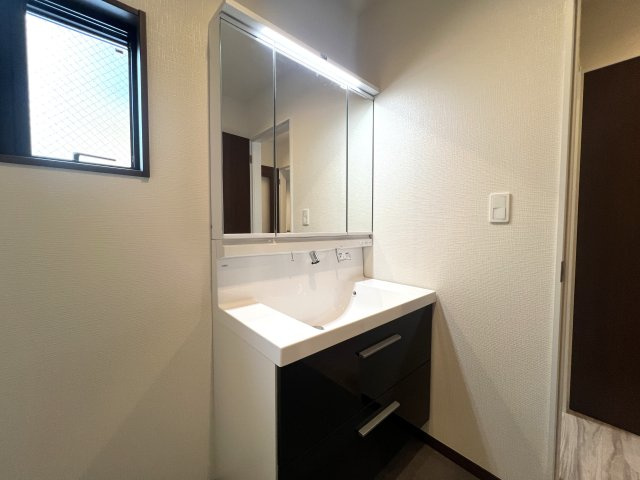 大荷物さん必見◎あちこちに収納♪ファミクロとウォークインでかくれんぼ♪でも、旦那を閉じ込めてはいけません！！な、【緑区東本郷５丁目】新築戸建の独立洗面台|独立洗面台です