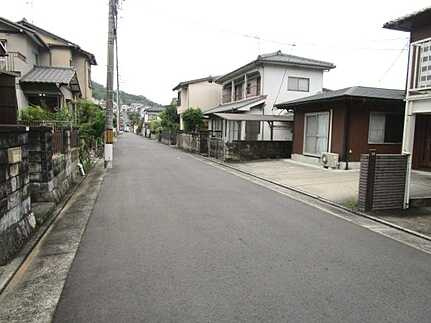 広島市安佐南区相田３丁目の中古一戸建の前面道路含む現地写真