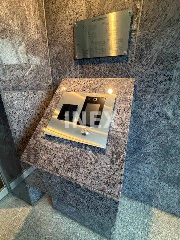 横浜市神奈川区栗田谷の賃貸マンションのエントランス