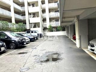横浜市神奈川区栗田谷の賃貸マンションの駐車場