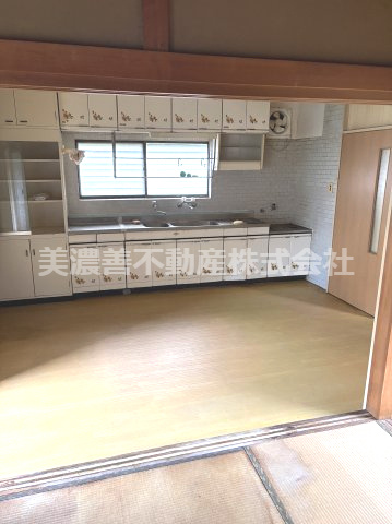 ６７２２０　岐阜市柳津町蓮池中古戸建の居間・リビング