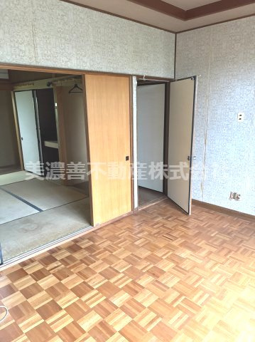 ６７２２０　岐阜市柳津町蓮池中古戸建の洋室