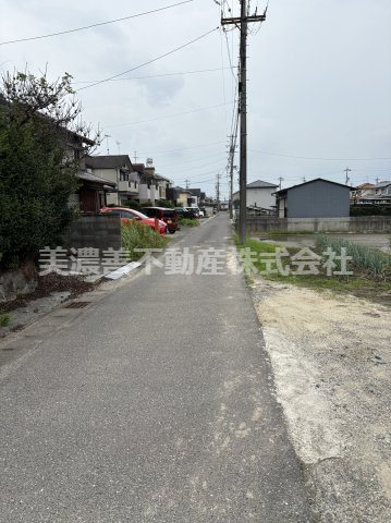 ６７２２０　岐阜市柳津町蓮池中古戸建の前面道路含む現地写真