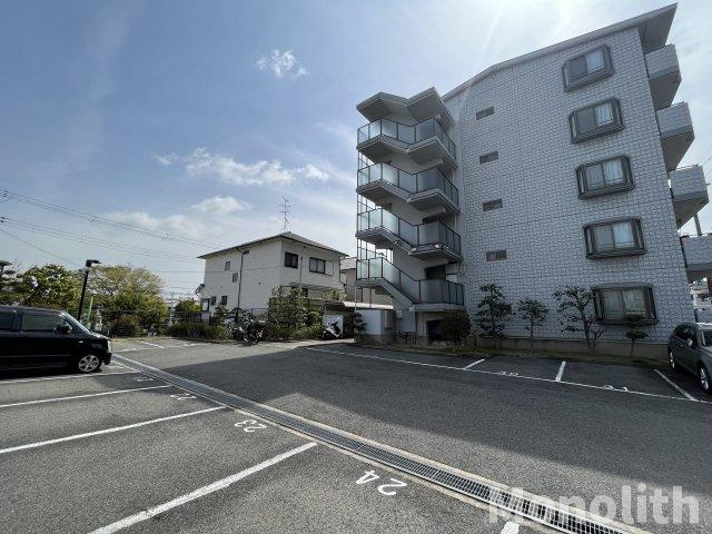 オースター５番館の駐車場