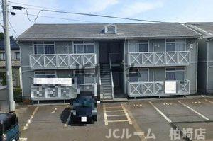 柏崎市常盤台のアパートの駐車場