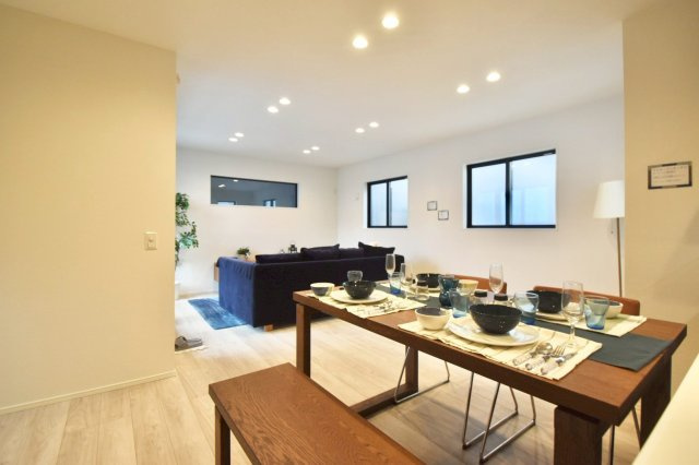 荒川区町屋6丁目　新築戸建　残3棟の居間・リビング|2026.07.12撮影

現地ご見学希望・資料請求などお気軽にお問い合わせ下さい！
03-5990-5201