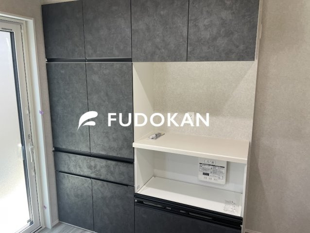 山形市泉町の新築一戸建のキッチン|キッチンの背面にはカップボードもあり一体感のあるキッチンスペースとなっております。収納力も魅力です。