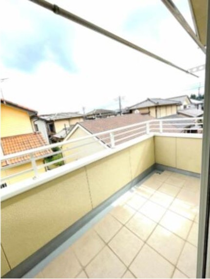 【中古戸建】前橋市荒牧町のバルコニー|■バルコニー｜あたたかな陽のひかりを浴びることのできるバルコニー。お洗濯物やお布団を干せば、家族みんなが気持ちよく暮らすことができます(*^^*)